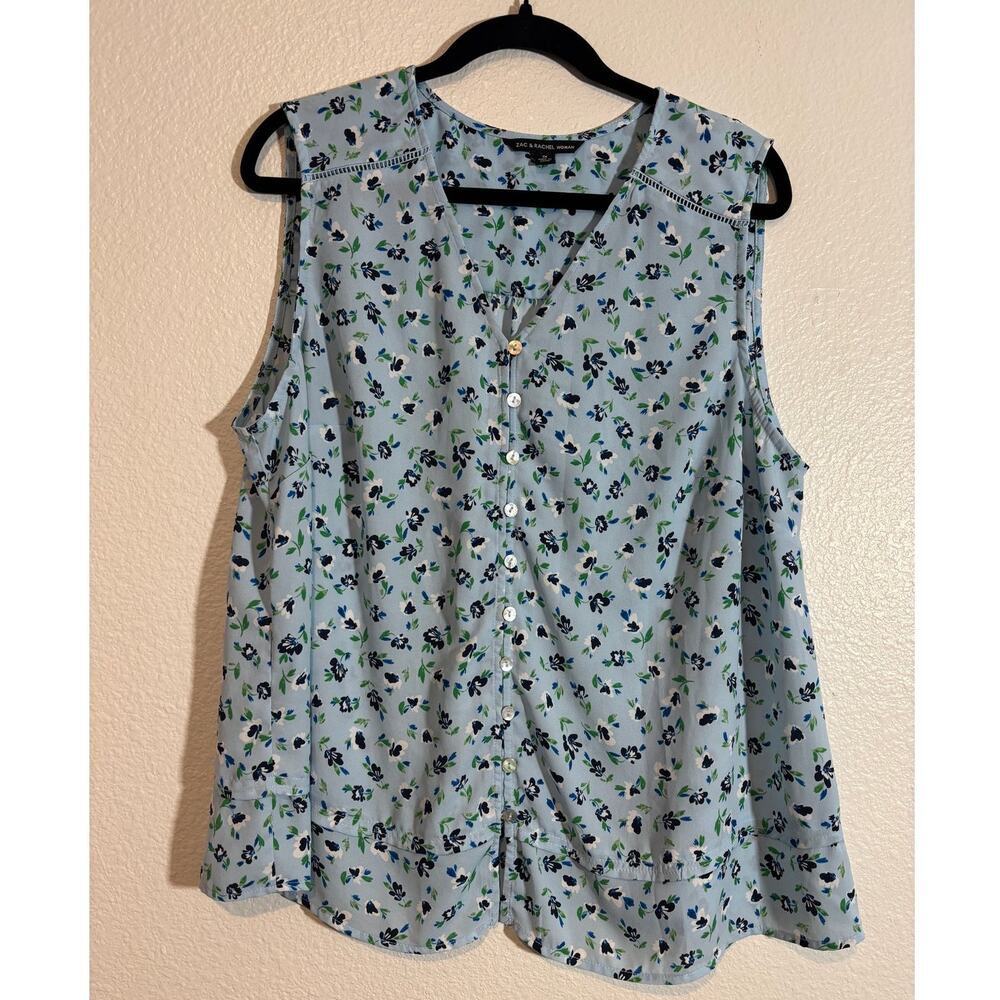 Zac & Rachel Size 1X Light Blue Floral Sleeveless Button-Up V-Neck Blouse Top